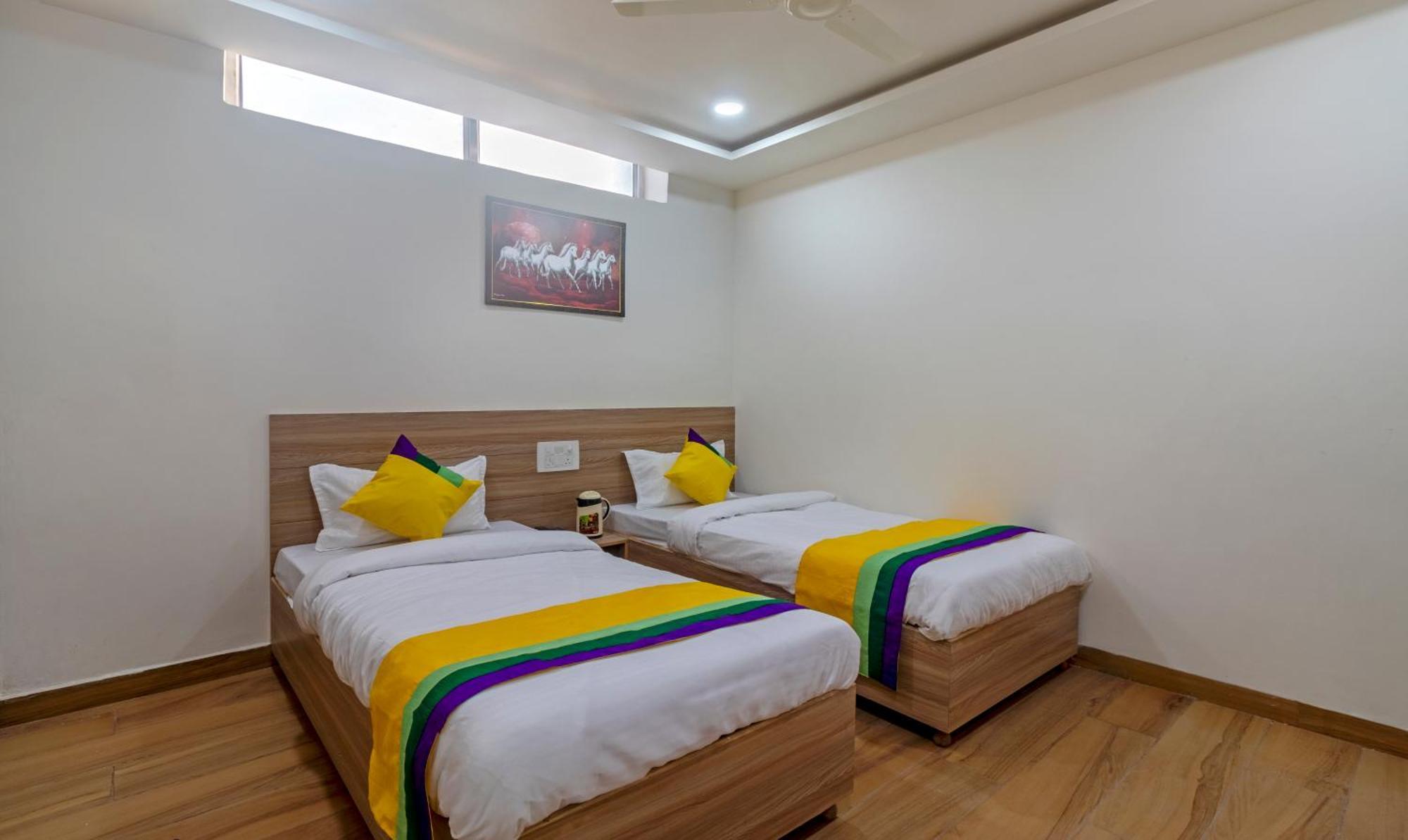 Itsy Hotels Krishna Residency, Govardhan Chauraha Mathura Exteriör bild